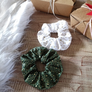 Σετ από δύο χριστουγεννιατικα scrunchies κοκαλάκια λαστιχάκια μαλλιών με αστεράκια και φύλλα χριστουγεννιατικα. - κοκκαλάκι, ύφασμα, δώρο, χριστουγεννιάτικο, δώρα για γυναίκες, λαστιχάκια μαλλιών - 2