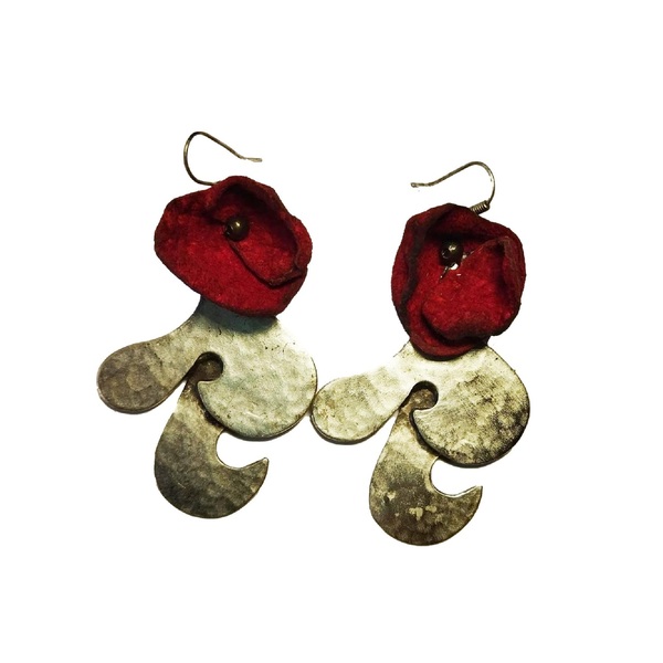 Σκουλαρίκια "Μπουμπούκι" με δερμάτινο κόκκινο λουλούδι - δέρμα, αλπακάς, μακριά, λουλούδι, κρεμαστά