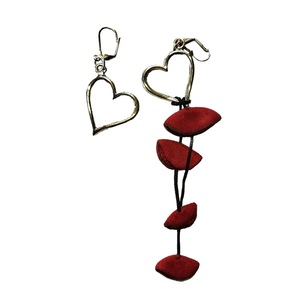 Ασύμμετρα σκουλαρίκια "Καρδιά με Drops" με κόκκινο δέρμα - δέρμα, αλπακάς, μακριά, λουλούδι, κρεμαστά