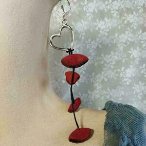 Ασύμμετρα σκουλαρίκια "Καρδιά με Drops" με κόκκινο δέρμα - δέρμα, αλπακάς, μακριά, λουλούδι, κρεμαστά - 4