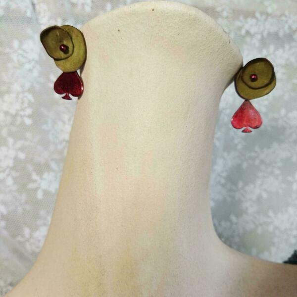 Καρφωτά σκουλαρίκια "Κόκκινη Πίκα" με δερμάτινο λαδί λουλούδι - δέρμα, λουλούδι, καρφωτά, φθηνά - 3