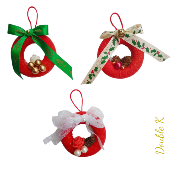 Χριστουγεννιάτικο στεφανάκι με λευκή γκλιτερ κορδέλα - νήμα, κουκουνάρι, στολίδια - 2