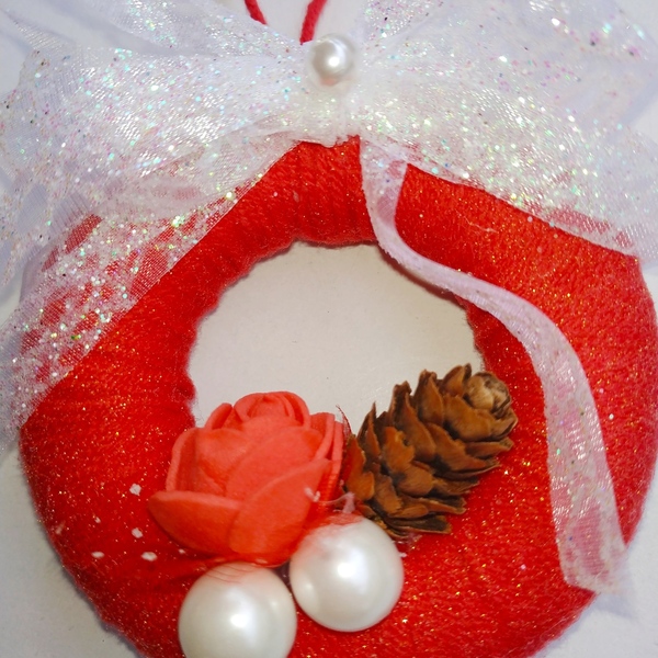 Χριστουγεννιάτικο στεφανάκι με λευκή γκλιτερ κορδέλα - νήμα, κουκουνάρι, στολίδια - 3