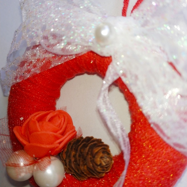 Χριστουγεννιάτικο στεφανάκι με λευκή γκλιτερ κορδέλα - νήμα, κουκουνάρι, στολίδια - 4