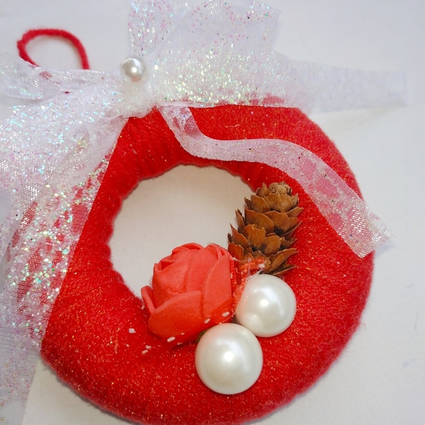 Χριστουγεννιάτικο στεφανάκι με λευκή γκλιτερ κορδέλα - νήμα, κουκουνάρι, στολίδια - 5