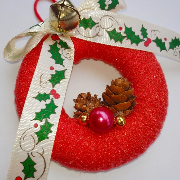 Χριστουγεννιάτικο στεφανάκι με κουκουναράκια - νήμα, στεφάνια, με πέρλες, κουκουνάρι, στολίδια - 3