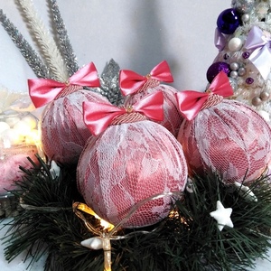 Σετ 4 χριστουγγενιάτικες μπάλες ροζ σατέν-λευκή δαντέλα 10×8×8cm/τμχ - χριστούγεννα, στολίδια, πρωτοχρονιά, μπάλες - 2