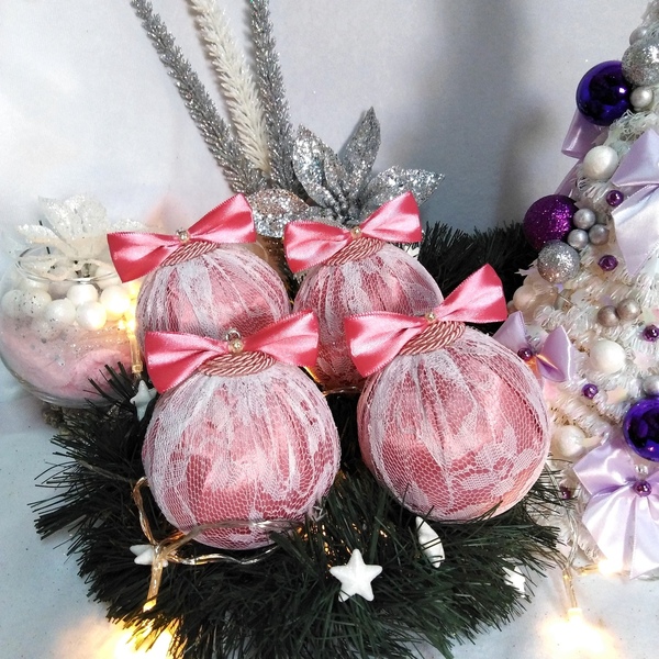 Σετ 4 χριστουγγενιάτικες μπάλες ροζ σατέν-λευκή δαντέλα 10×8×8cm/τμχ - χριστούγεννα, στολίδια, πρωτοχρονιά, μπάλες - 3
