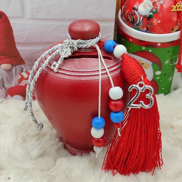 Χειροποίητο γούρι 2023 πήλινος κόκκινος κουμπαράς, διαστάσεων 9,5Χ12,5cm ύψος με κρεμαστές χάντρες - γούρι, κουμπαράδες, χριστουγεννιάτικα δώρα, γούρια - 2