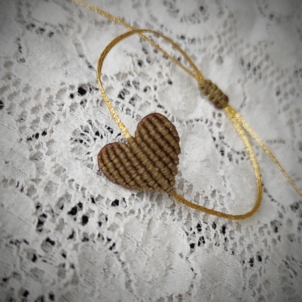 Βραχιόλι χειροποίητο μακραμέ με καρδιά (μπορντό, κυπαρισσί, μεζ-χακί χρώματα) - καρδιά, μακραμέ, κορδόνια, χεριού, αυξομειούμενα - 3