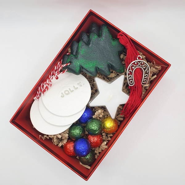 Χριστουγεννιάτικο κουτί με γούρι 2022 πέταλο σε κόκκινο glitter κουτί - πηλός, χριστουγεννιάτικο, χριστουγεννιάτικα δώρα, στολίδια, σετ δώρου, δέντρο
