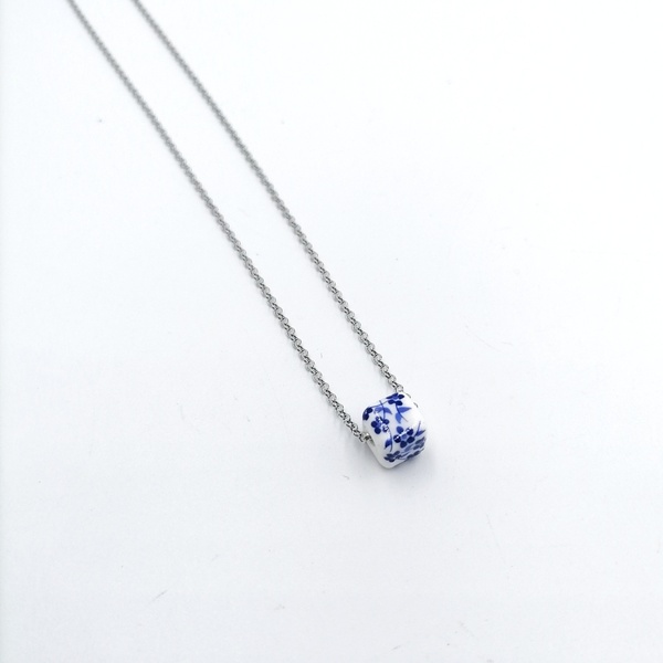 Κοντό κολιέ με πορσελάνινο κυβάκι με μπλε λουλούδια - charms, ασήμι 925, κοντά, κύβος, επιπλατινωμένα