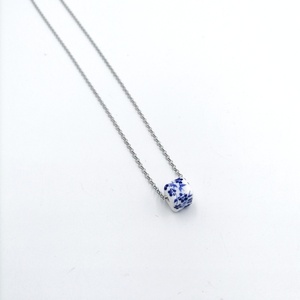 Κοντό κολιέ με πορσελάνινο κυβάκι με μπλε λουλούδια - κοντά, επιπλατινωμένα, ασήμι 925, κύβος, charms