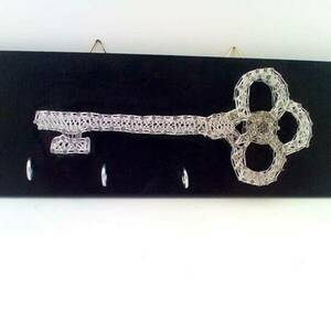 Ξυλινη κλειδοθηκη με σχεδιο ασημενιο κλειδι σε μαυρο φοντο -35cm*11,5cm - 1,50cm παχος ξυλου - κλειδοθήκες, κλειδί