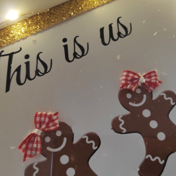 Καδρακι προσωποποιημένο Χριστουγεννιατικο shadow box Θέμα ginger bread cookies, οικογένεια με λαμπάκια, χιόνι και φιογκάκια - πίνακες & κάδρα, αναμνηστικά, διακοσμητικά, χριστουγεννιάτικα δώρα, 3d κάδρο - 3