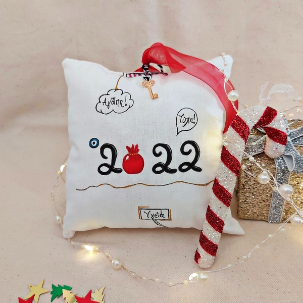 Γούρι 2022 μαξιλαράκι, ρόδι ζωγραφισμένο στο χέρι, κρεμαστό - ύφασμα, χειροποίητα, ρόδι, χριστούγεννα, γούρια - 2