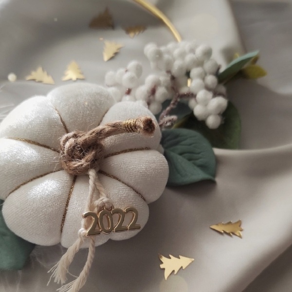 Χριστουγεννιάτικο στεφάνι με λευκή κολοκύθα - στεφάνια, βελούδο, κολοκύθα, γούρια - 2
