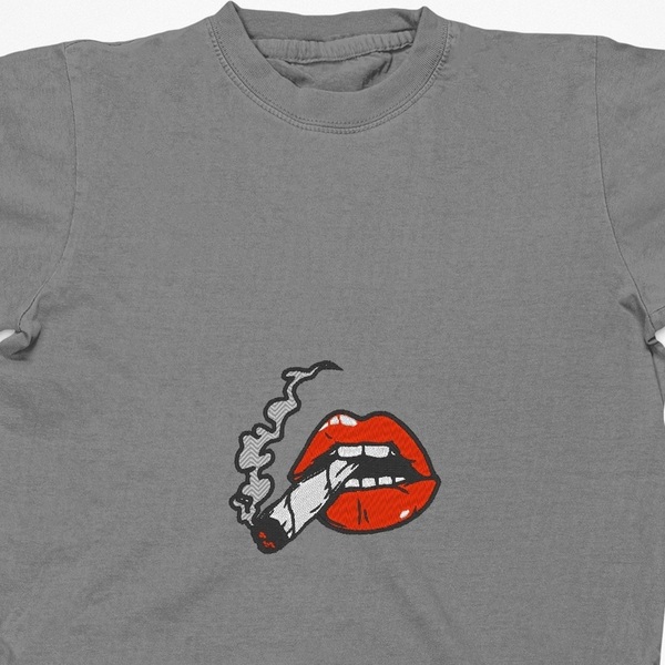 Βαμβακερό μπλουζάκι με κεντητό σχέδιο Κέντημα art noir χείλη με τσιγάρο - βαμβάκι, κεντητά - 4