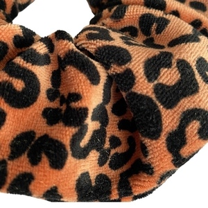 Χειροποίητο λαστιχάκι μαλλιών / scrunchie ΒΕΛΟΥΤΕ LEOPARD TERRA - ύφασμα, χειροποίητα, λαστιχάκια μαλλιών - 2