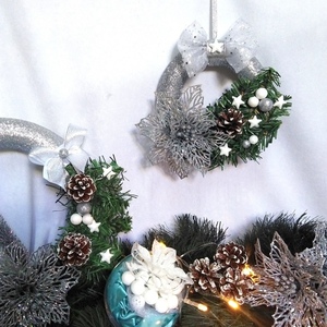 Χριστουγεννιάτικο στεφάνι με ασημί γκλίτερ και ασορτί στολίδια 23*22cm - στεφάνια, διακοσμητικά, χριστούγεννα, πρωτοχρονιά - 2