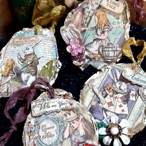 Χριστουγεννιάτικα στολίδια ,με θέμα την Αλίκη στη χώρα των θαυμάτων 4 τεμάχια - ξύλο, χαρτί, διακόσμηση, στολίδια, μπάλες - 5