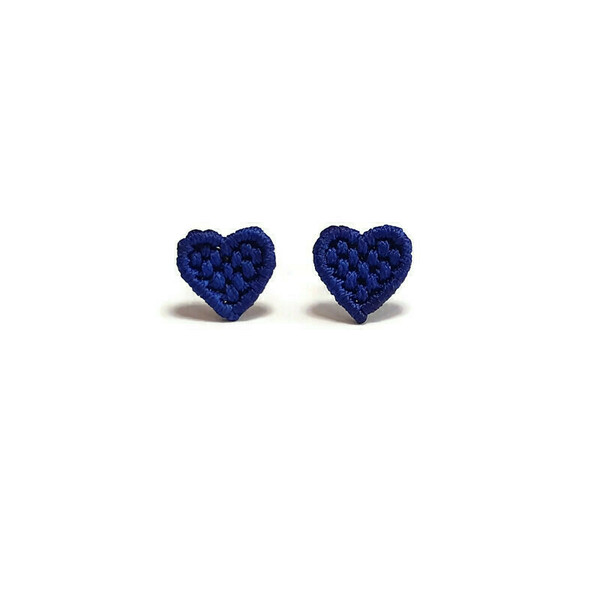 Μπλε μακραμέ καρφωτά σκουλαρίκια καρδιές 1,5 εκ. - μακραμέ, καρφωτά, μικρά, ατσάλι, καρφάκι