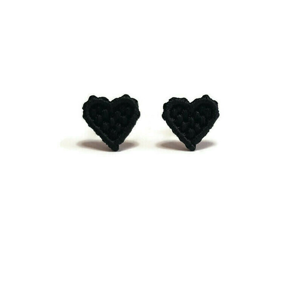 Μαύρα μακραμέ καρφωτά σκουλαρίκια καρδιές 1,5 εκ. - μακραμέ, καρφωτά, μικρά, ατσάλι, καρφάκι