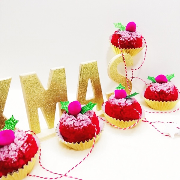 Γιρλάντα γιορτινή πομ πομ cupcakes 150 εκατοστά χειροποίητη με γκλιτερ 1 - ύφασμα, τοίχου, χριστουγεννιάτικο, στολίδια - 2