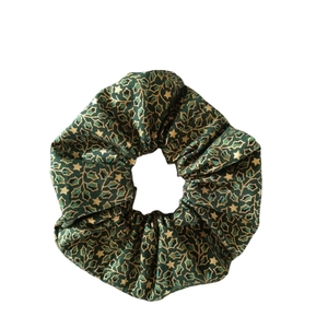 Χειροποίητο scrunchie λαστιχάκι μαλλιών κοκαλάκι πράσινο με χρυσά αστέρια και φυλλαράκια 1τμχ medium size. - ύφασμα, αστέρι, χριστουγεννιάτικο, λαστιχάκια μαλλιών