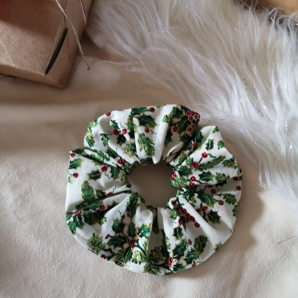 Χειροποιητο χριστουγεννιατικο λαστιχάκι μαλλιών scrunchies κοκαλάκι σε σπασμένο λευκό με γκι 1τμχ medium size - ύφασμα, χριστουγεννιάτικο, χριστουγεννιάτικα δώρα, δώρα για γυναίκες, λαστιχάκια μαλλιών - 2