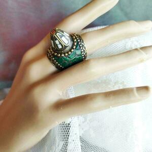Μεγάλο μπρούντζινο δαχτυλίδι με μωσαϊκό από πέτρες λευκές και πράσινες 2,5*3*3,8 - boho, ethnic, μπρούντζος, σταθερά, φθηνά - 3