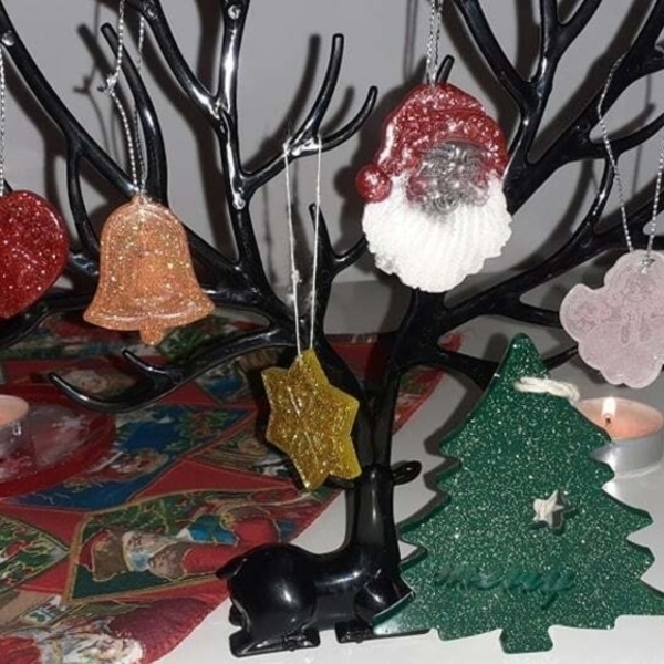 Χειροποίητα χριστουγεννιάτικα στολίδια φτιαγμένα από υγρό γυαλί - αστέρι, χιονονιφάδα, άγιος βασίλης, αγγελάκι, στολίδια