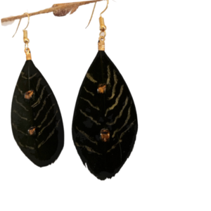 Σκουλαρίκια από φυσικό μαύρο φτερό, χρυσές χάντρες και επίχρυσους γάντζους