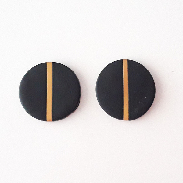 Minimal μαύρα στρογγυλά σκουλαρίκια με χρυσή λεπτομέρεια - μέγεθος 2 εκ. - πηλός, καρφωτά, μικρά, καρφάκι, φθηνά