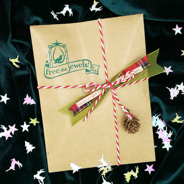 Γούρι ρόδι με χάντρες - σπόρια και μπλε κορδέλα - ξύλο, ρόδι, χριστουγεννιάτικα δώρα, γούρια - 3