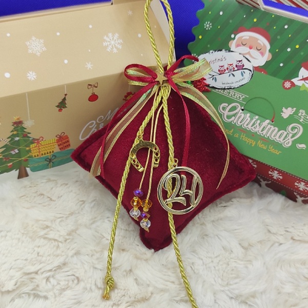 Χειροποίητο κρεμαστό γούρι 2024 με χρυσό στρόγγυλο στοιχείο, σε μπορντό βελούδινο μαξιλαράκι 10cm - βελούδο, χριστουγεννιάτικα δώρα, γούρια - 5