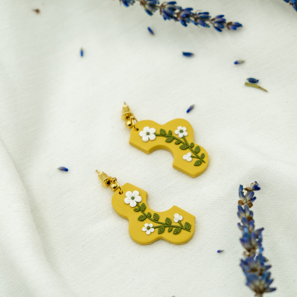 Χειροποίητα κρεμαστά σκουλαρίκια από πηλό με λουλούδια και φυλλαράκια σε κίτρινη βάση (μήκος 4,5 εκ.) - πηλός, λουλούδι, ατσάλι, κρεμαστά, μεγάλα - 2