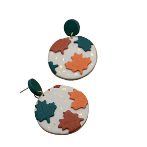 Χειροποίητα στρογγυλά σκουλαρίκια από πηλό με φυλλαράκια σε φθινοπωρινά χρώματα (μήκος 5 εκ.) - πηλός, ατσάλι, κρεμαστά