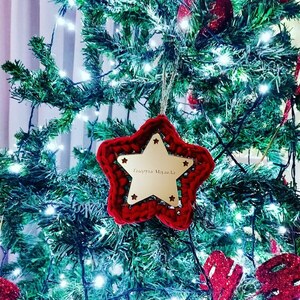 Χειροποίητο Χριστούγεννιατικο πλεκτό στολίδι με ονομα - νήμα, αστέρι, plexi glass, στολίδια, προσωποποιημένα