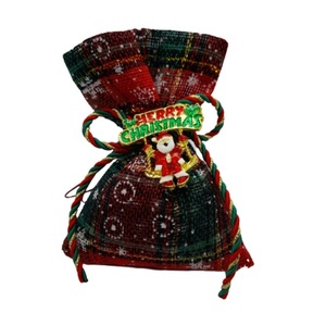 Γούρι- Στολίδι πουγκί με Άγιο Βασίλη, κόκκινο, πράσινο, χρυσό κορδόνι, καρώ ύφασμα, χιονονιφάδες, "Merry Christmas" - ύφασμα, άγιος βασίλης, στολίδια