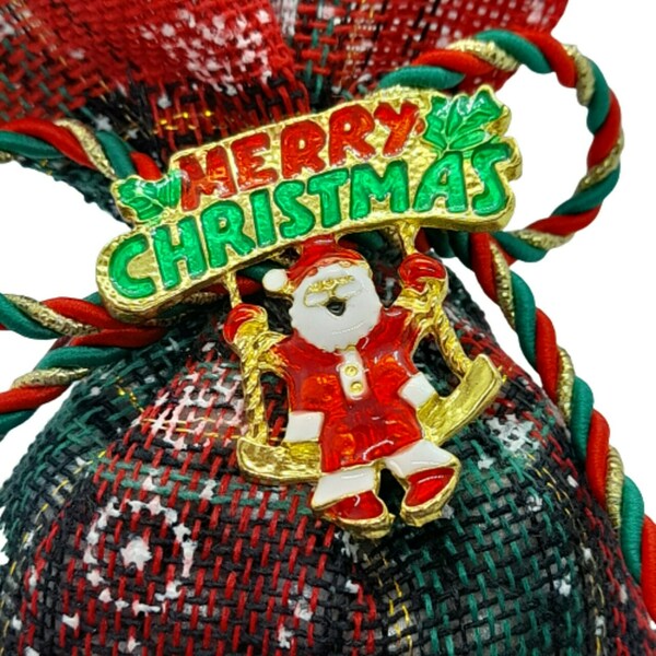 Γούρι- Στολίδι πουγκί με Άγιο Βασίλη, κόκκινο, πράσινο, χρυσό κορδόνι, καρώ ύφασμα, χιονονιφάδες, "Merry Christmas" - ύφασμα, άγιος βασίλης, στολίδια - 2