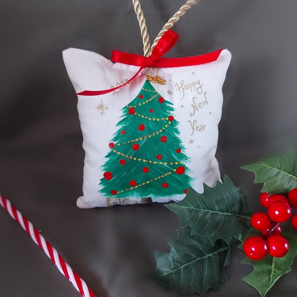 Γούρι 2022 μαξιλαράκι ζωγραφισμένο στο χέρι, χριστουγεννιάτικο δέντρο,κρεμαστό - ύφασμα, χειροποίητα, χριστουγεννιάτικα δώρα, γούρια, δέντρο - 2