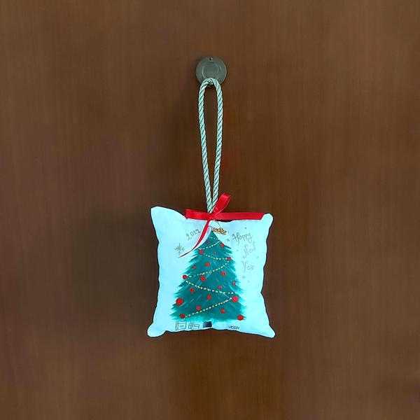 Γούρι 2022 μαξιλαράκι ζωγραφισμένο στο χέρι, χριστουγεννιάτικο δέντρο,κρεμαστό - ύφασμα, χειροποίητα, χριστουγεννιάτικα δώρα, γούρια, δέντρο - 3