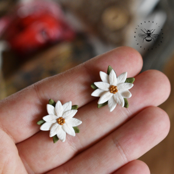 White Gold Poinsettias | Χειροποίητα καρφωτά σκουλαρίκια χριστουγεννιάτικα αλεξανδρινά λουλούδια (πηλός, ατσάλι) - πηλός, καρφωτά, μικρά, ατσάλι, χριστούγεννα - 3