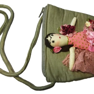 Πάνινο Παιδικό Κρεμαστό Πορτοφόλι με αποσπώμενη μινιατούρα "Fridita No3" ροζ-πράσινο 10*15 εκ. - χειροποίητα, κουκλίτσα, μινιατούρες φιγούρες, τσαντάκια - 4