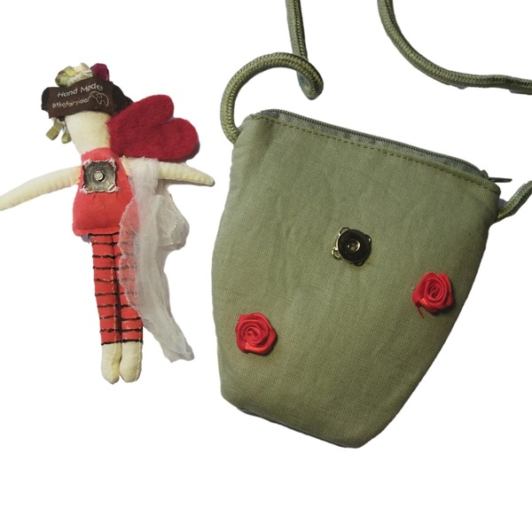 Πάνινο Παιδικό Κρεμαστό Πορτοφόλι με αποσπώμενη μινιατούρα "Fridita No4" κόκκινο-πράσινο 10*15 εκ. - χειροποίητα, κουκλίτσα, μινιατούρες φιγούρες, τσαντάκια - 3