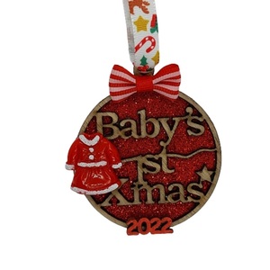 Γούρι- Κρεμαστό Στολίδι "Τα πρώτα Χριστούγεννα μωρού" για κορίτσι κόκκινο γκλίτερ, φιόγκος, μινιατούρα φόρεμα, αστέρι, στολή - ξύλο, πρώτα Χριστούγεννα, γούρια