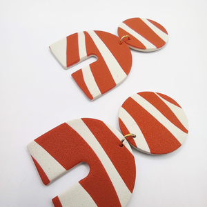 Χειροποίητα κρεμαστά σκουλαρίκια - DARYA -από πολυμερικό πηλό σε πορτοκαλί animal print - animal print, πηλός, κρεμαστά, μεγάλα, καρφάκι