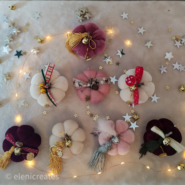 Μίνι βελούδινη κολοκύθα γούρι - ιβουάρ καρώ κορδέλα 7,5*7,5 εκατοστά - βελούδο, χριστουγεννιάτικα δώρα, κολοκύθα, γούρια - 3