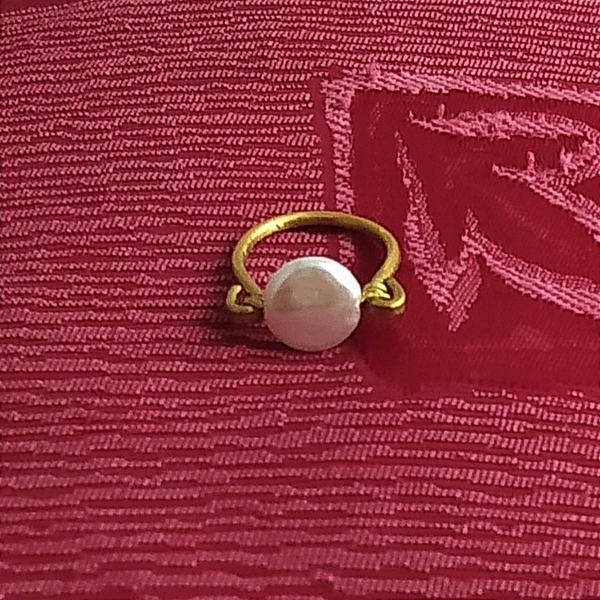 Δαχτυλίδι από ορείχαλκο και πέρλα ανάγλυφη πλακέ. - μαργαριτάρι, ορείχαλκος, μικρά, σταθερά, πέρλες